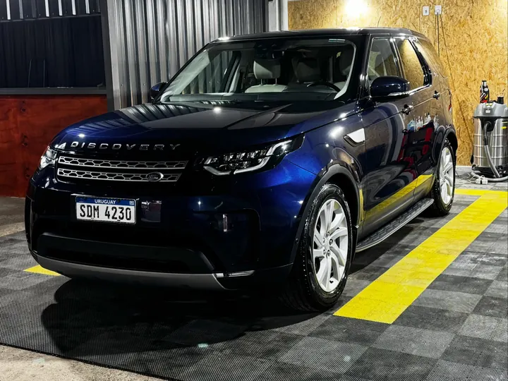 Land Rover Discovery azul con tratamiento acrílico, en el taller