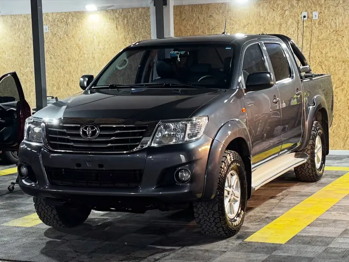 Toyota Hilux gris con tratamiento acrílico