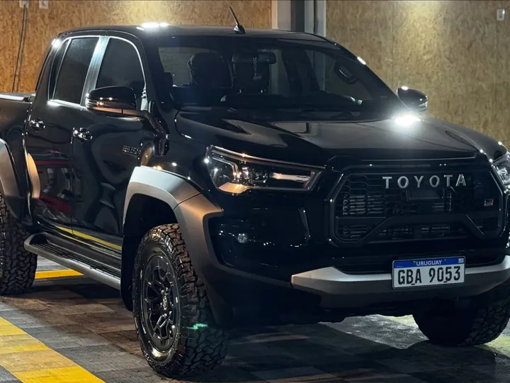 Toyota Hilux GR negra con corrección y sellado acrílico