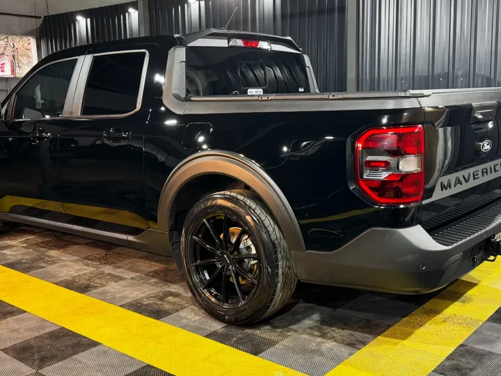 Ford Maverick negra con tratamiento cerámico, vista trasera