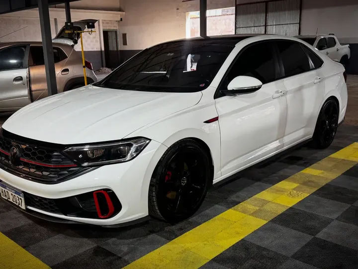 Volkswagen Vento GLI blanco con tratamiento cerámico